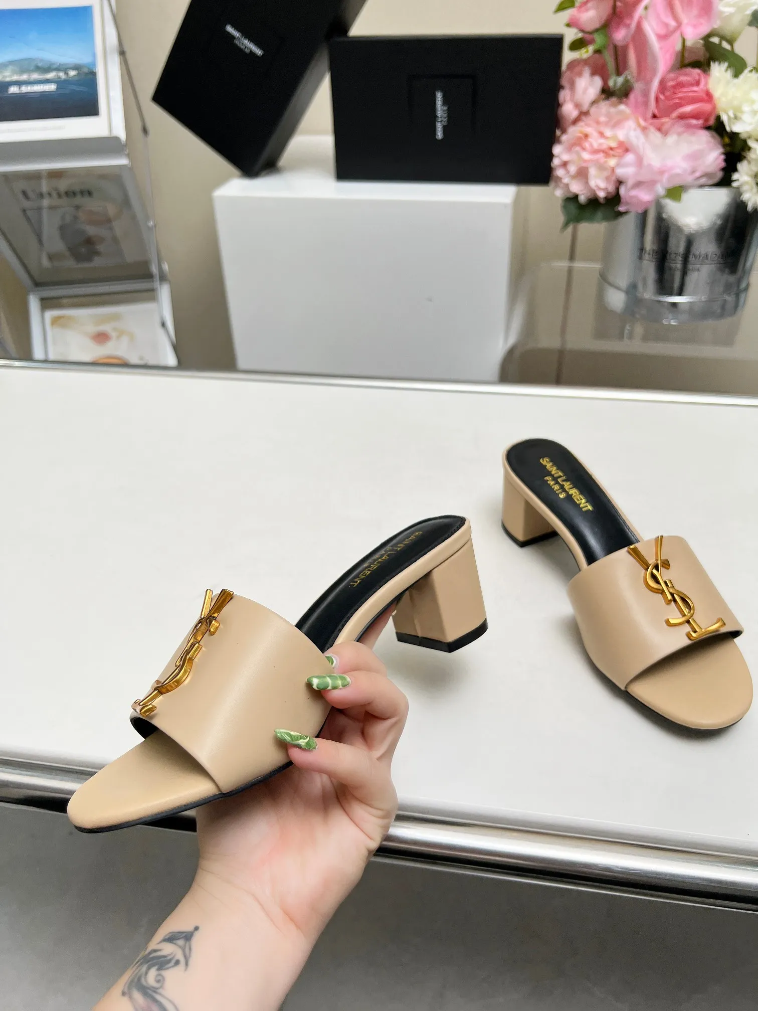 👟👟Ex-factory price 340👟👟 Genuine leather sole +30 Heel height: 5cm Fabric: Cow leather Pads: Sheep leather Size: 35-43 (42, 43 custom-made, non-returnable) [Saint Laurent] Saint Laurent 2024 counter synchronized new model, YSL-logo letter buckle decoration, high-quality and glamorous masterpiece, both temperament and fashion Classic and attractive design style, especially beautiful on the feet